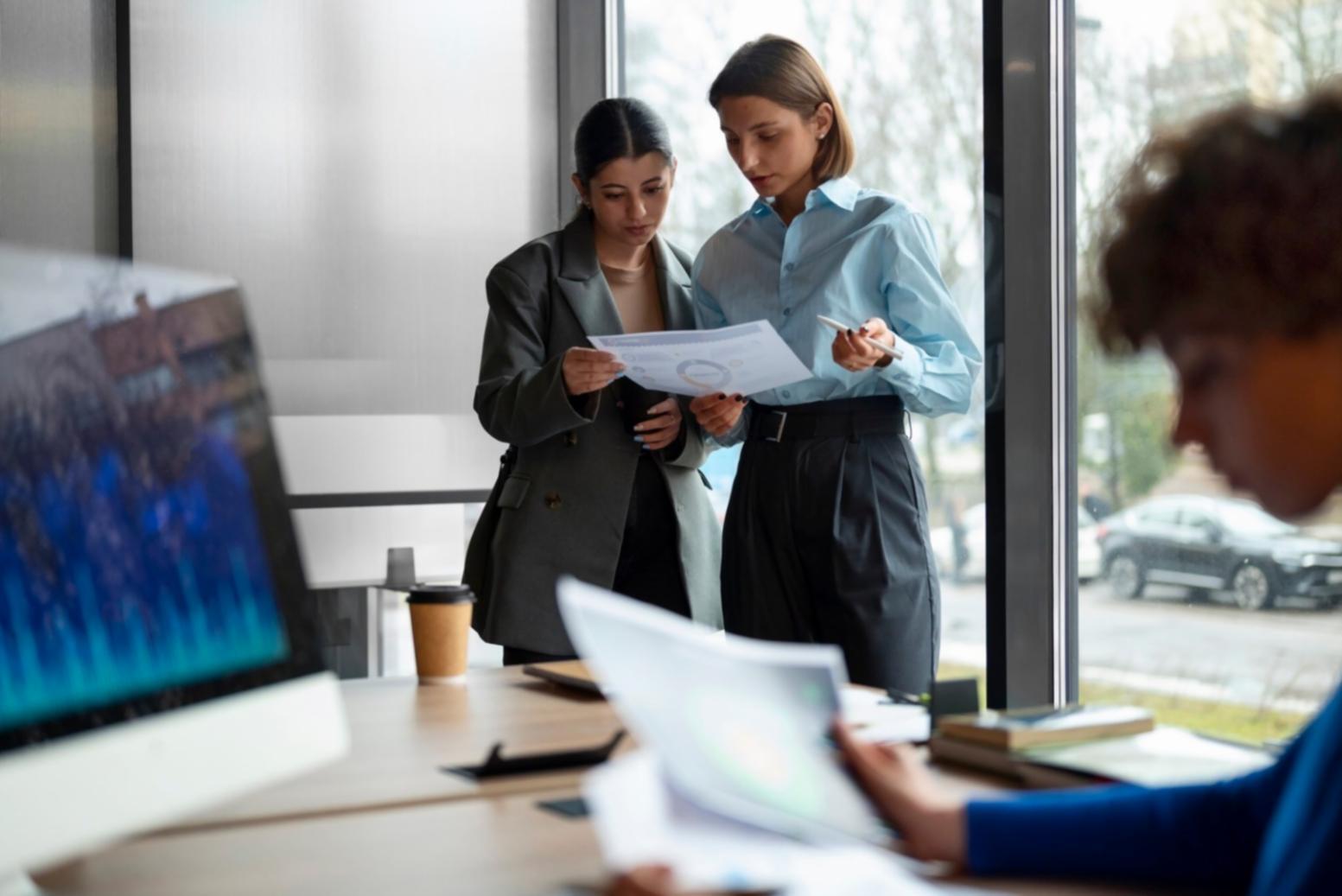 Moderner Arbeitsplatz mit Computer und Lernmaterialien für Online-Kurse